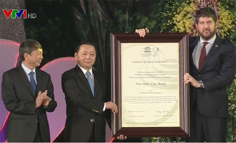 Đại diện Việt Nam đón nhận danh hiệu Công viên địa chất toàn cầu UNESCO Non nước Cao Bằng.
